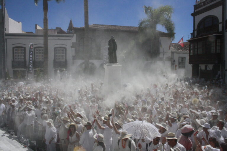 Karneval auf La Palma: Los Indianos und weiße Puderparty