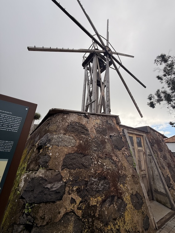 Alte Windmühle in Fagundo, Garafía — historisches Holzbauwerk auf Steinsockel