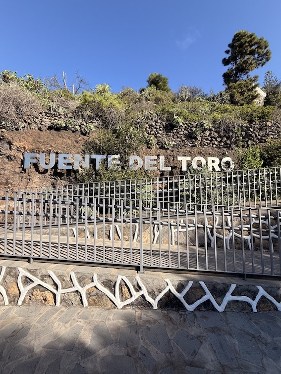 FUENTE DEL TORO — Steinwand-Schild eines historischen Brunnens in Garafía