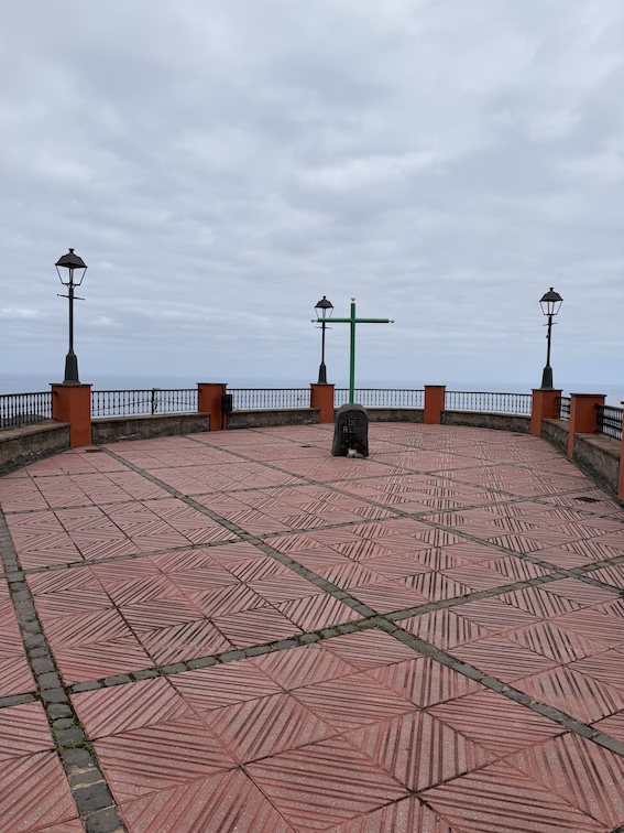 Mirador-Plattform mit Lampen und grünem Kreuz-Monument im Norden La Palmas