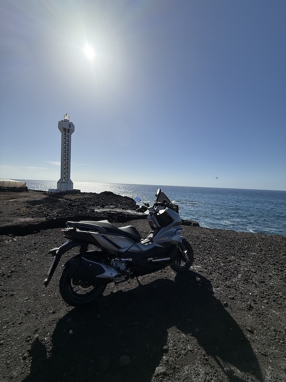 Leuchtturm an der West-Küste La Palmas mit Roller davor