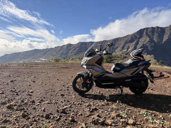 Honda-Roller in der Lavalandschaft am Cumbre Vieja, Caldera-Bergrücken im Hintergrund