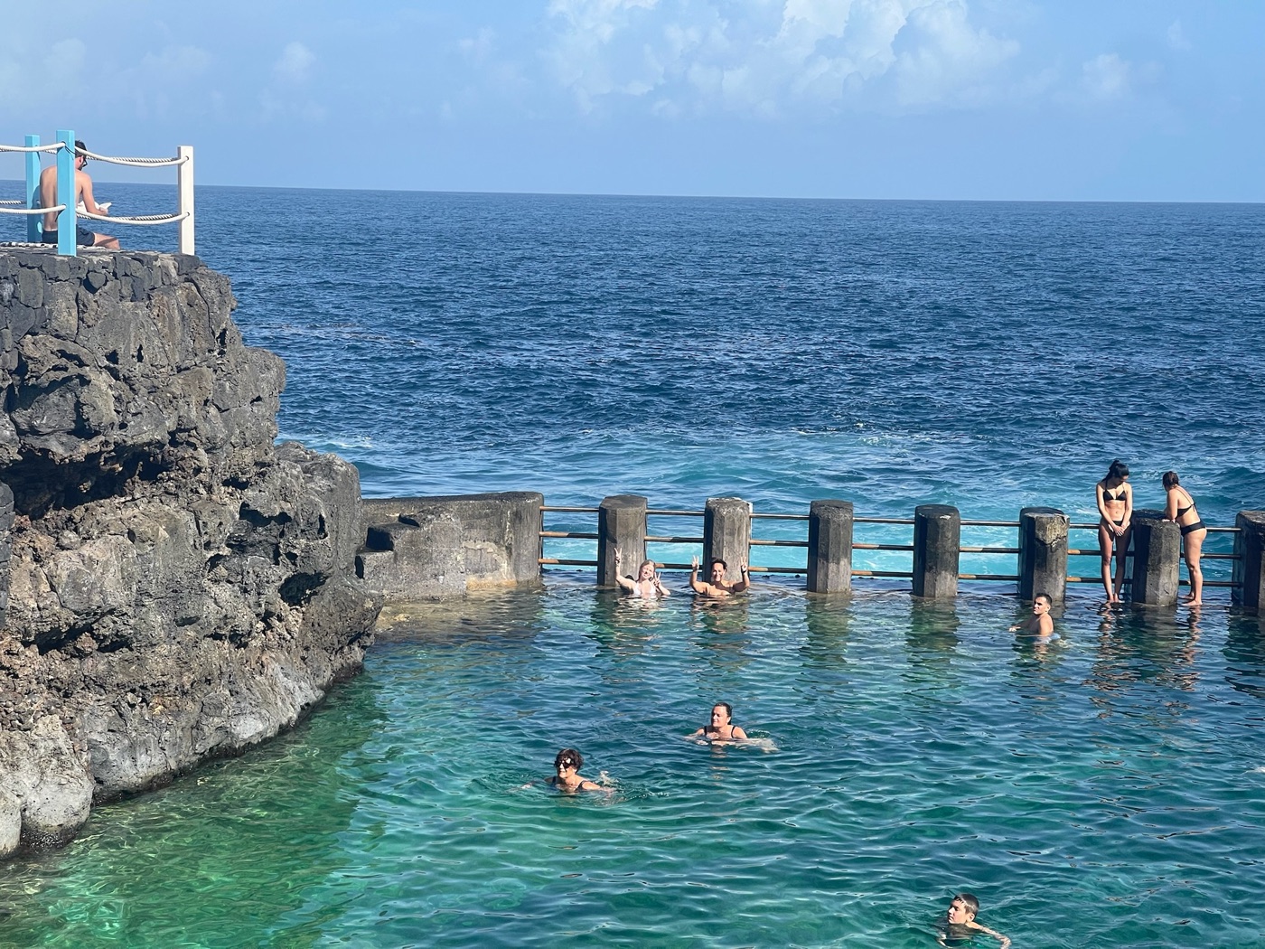 Meerwasser-Naturschwimmbecken im schwarzen Lavagestein an der Nordküste von La Palma