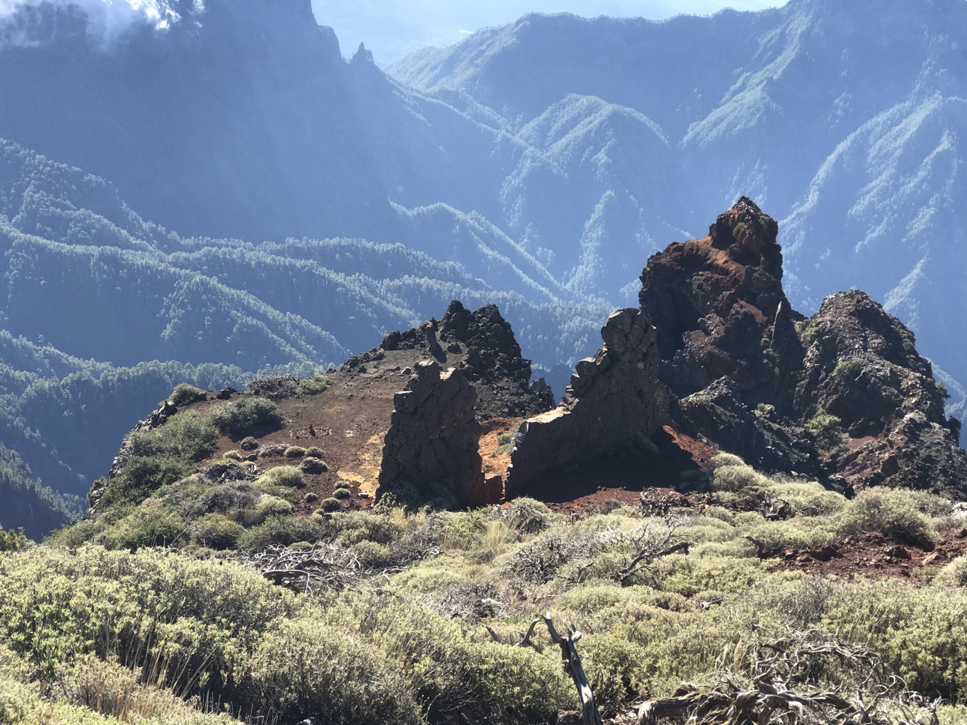 Rotbraune zerklüftete Felszacken am Kraterrand der Caldera de Taburiente