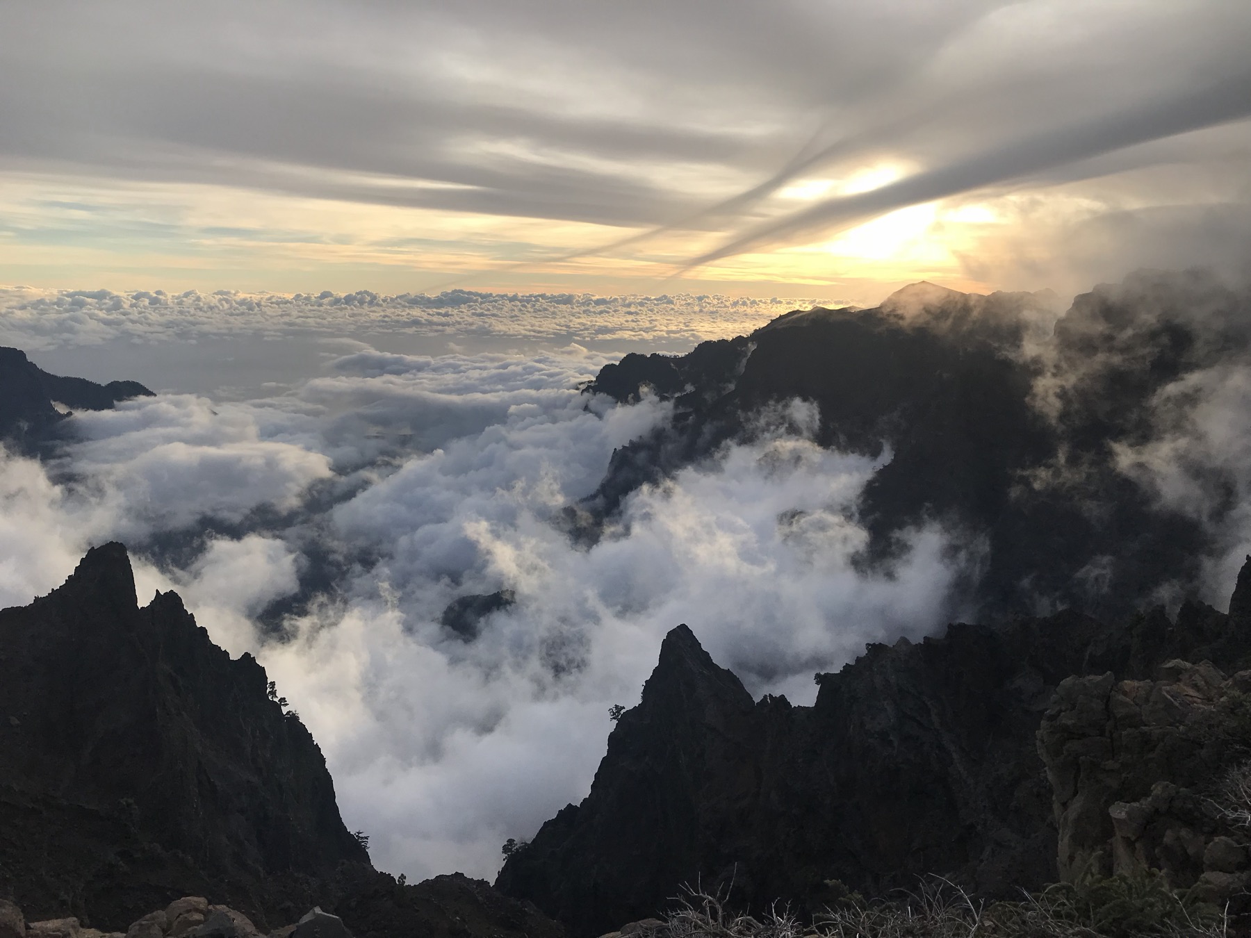 Sonnenuntergang über dem Wolkenmeer am Kraterrand der Caldera de Taburiente, La Palma
