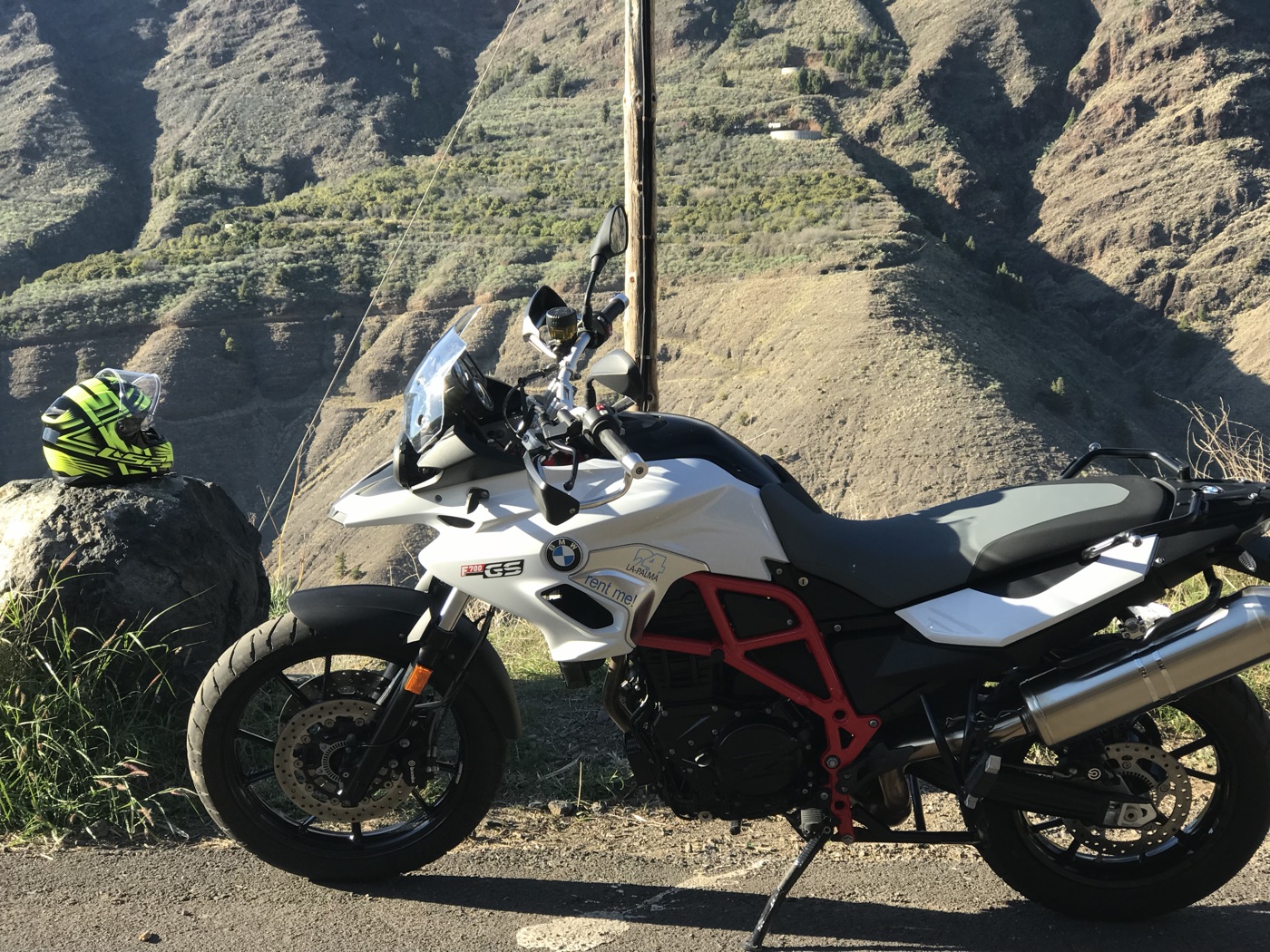 BMW-Motorrad an einem Aussichtspunkt mit Blick über die Berge von La Palma