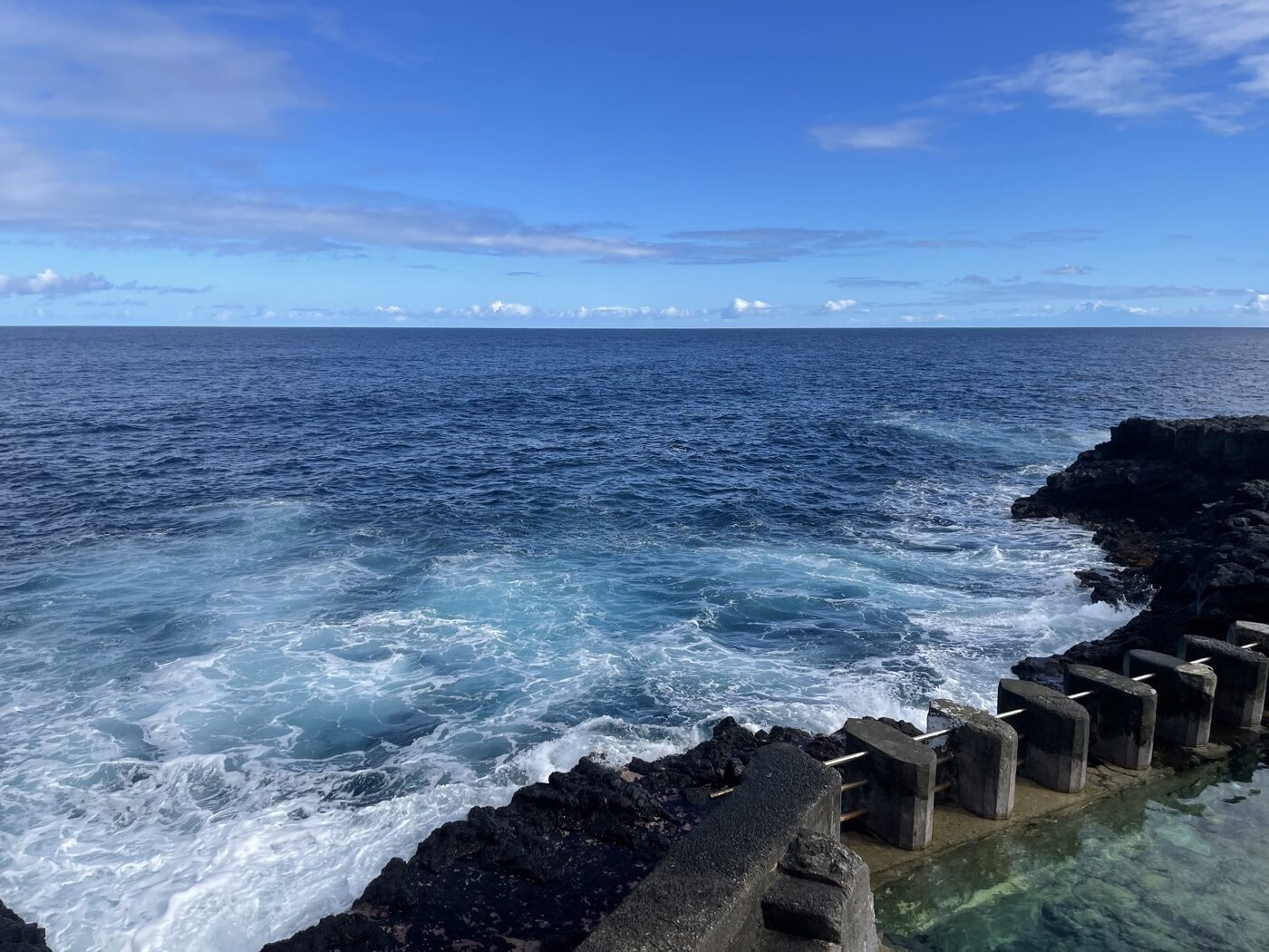 Atlantikbrandung an der Lava-Abgrenzung eines Meerwasser-Naturschwimmbeckens