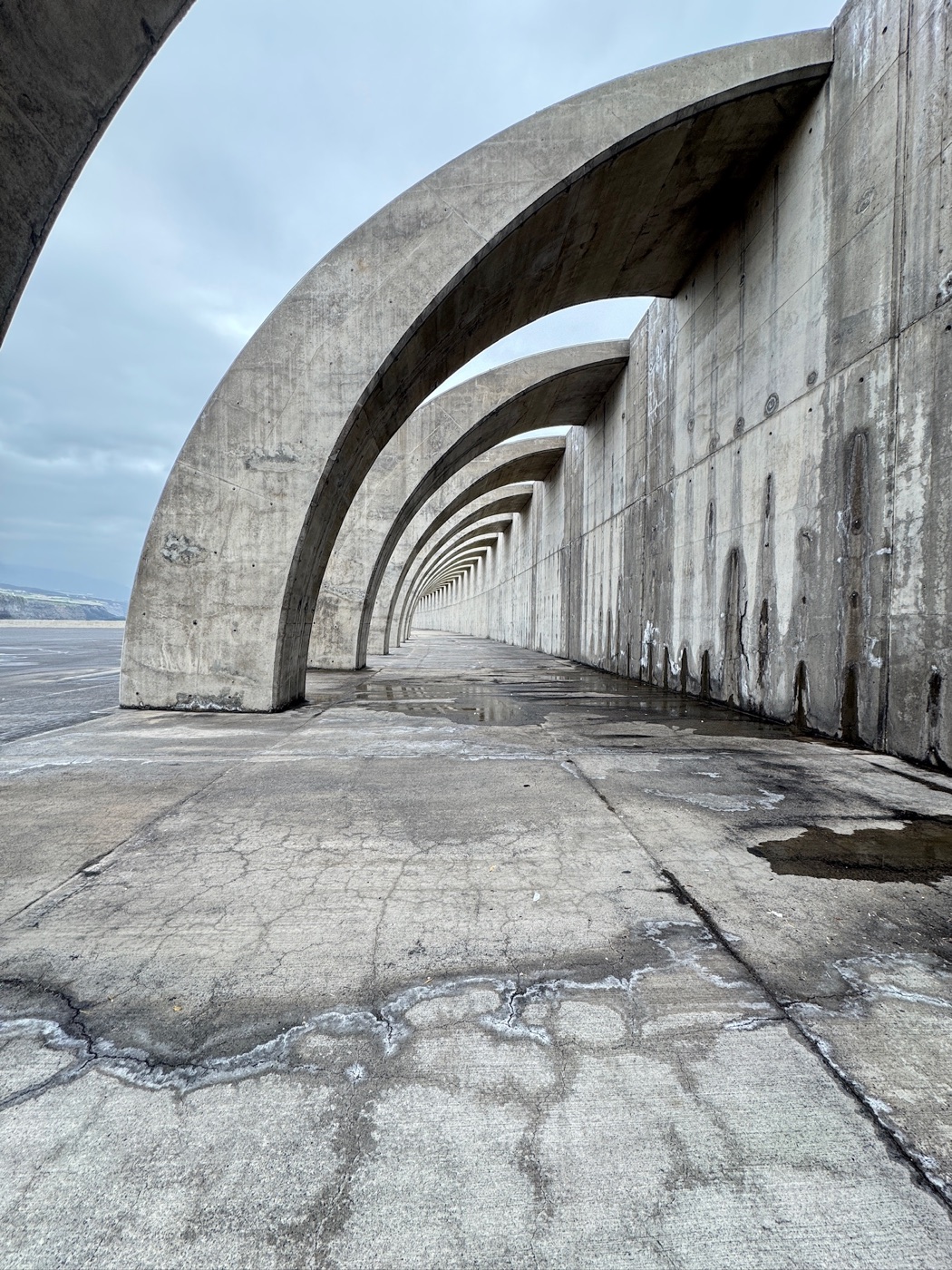 Ungenutztes Beton-Hafenbauwerk mit Bogenreihe an der Küste von Puerto Tazacorte