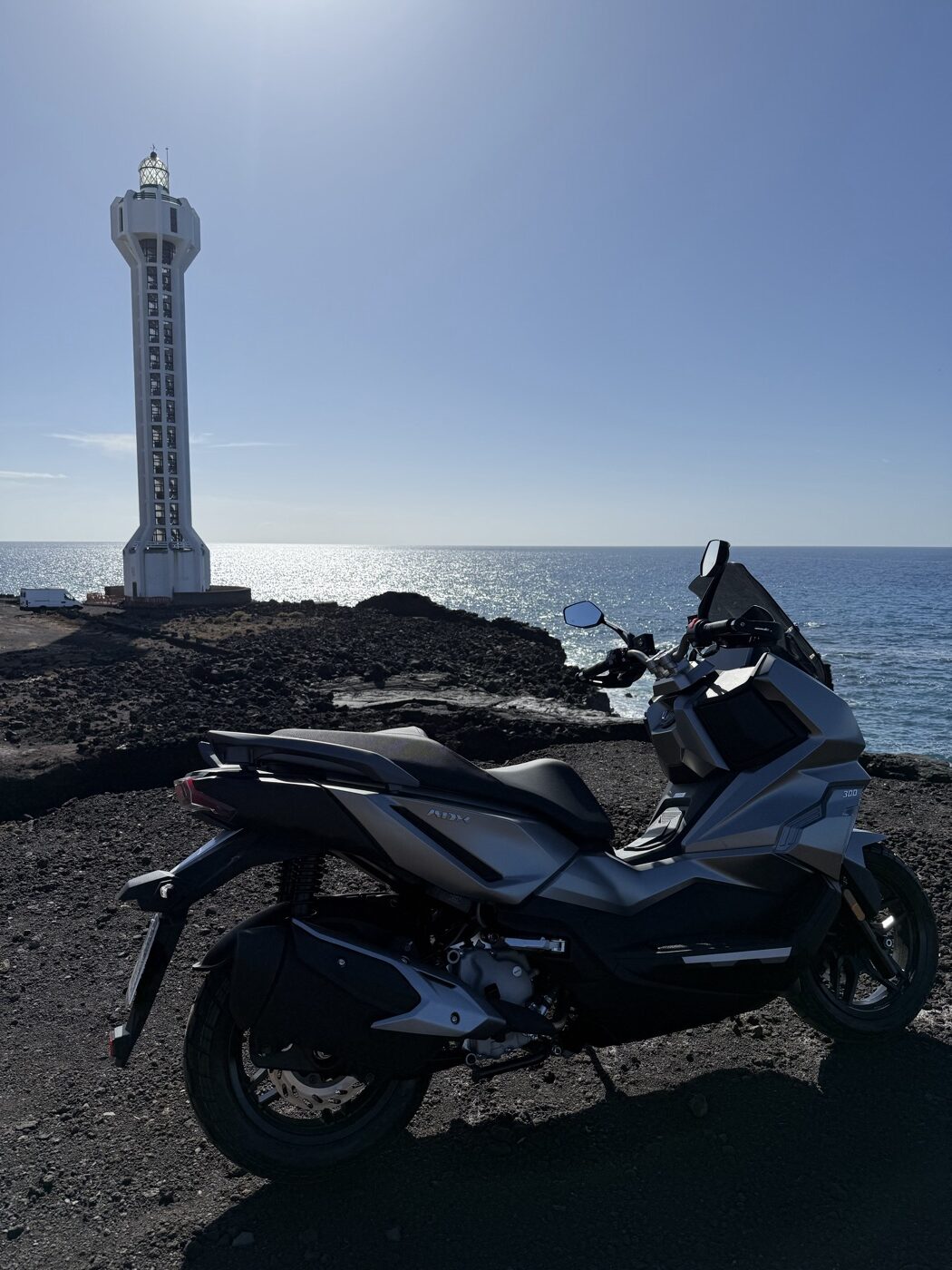 Motorroller an einem Leuchtturm an der Lavaküste bei Puerto Naos, La Palma