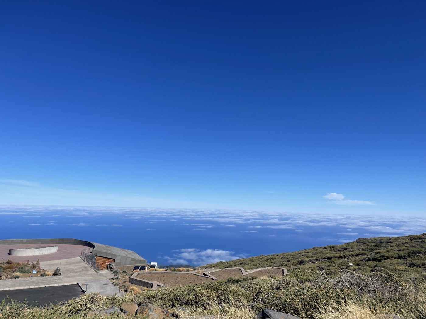 Runde Aussichtsplattform auf der Hochebene des Roque de los Muchachos über dem Wolkenmeer