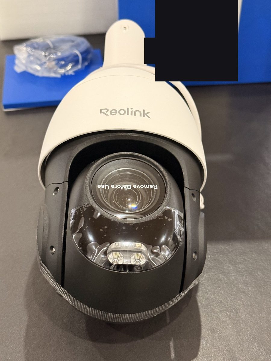 Reolink RLC-823S2 frisch ausgepackt, Frontansicht mit Zoom-Objektiv und Scheinwerfern