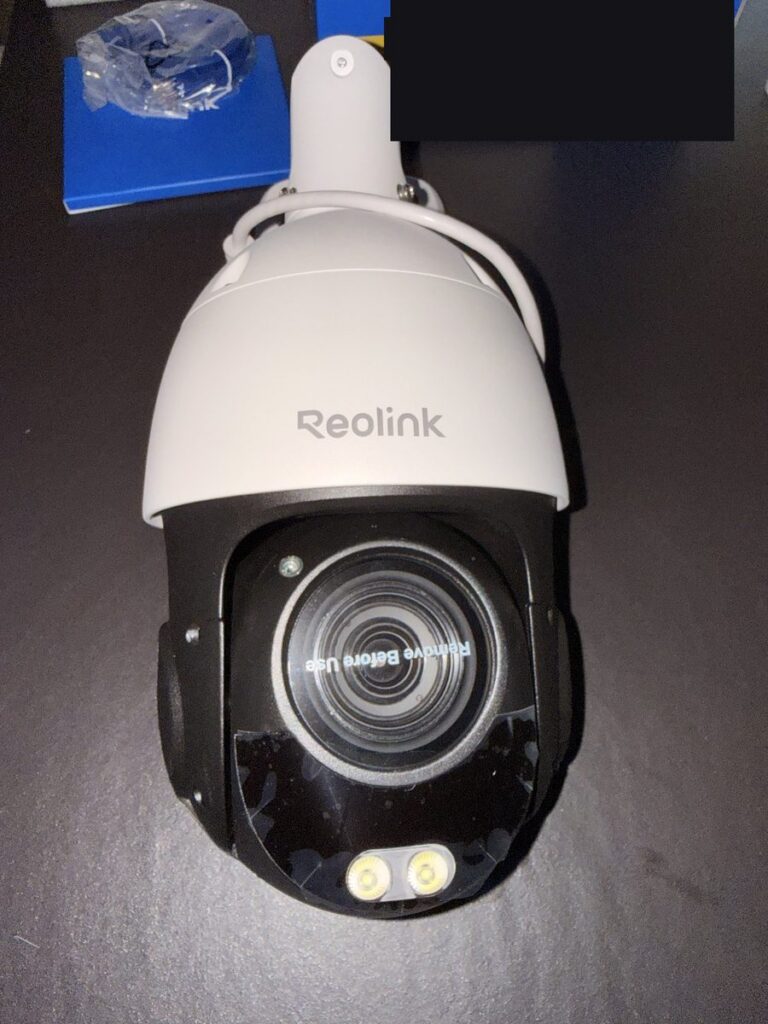 Reolink RLC-823S2 mit eingeschalteten Scheinwerfern für die Farbnachtsicht
