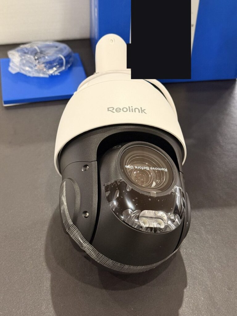 Reolink RLC-823S2 von schräg vorne, Zoom-Objektiv noch mit Schutzfolie